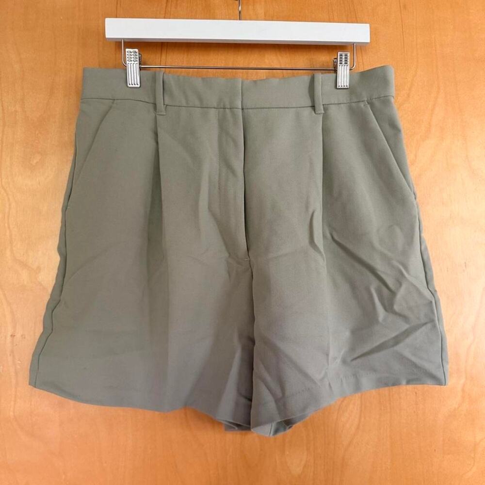 Light green trouser shorts from
